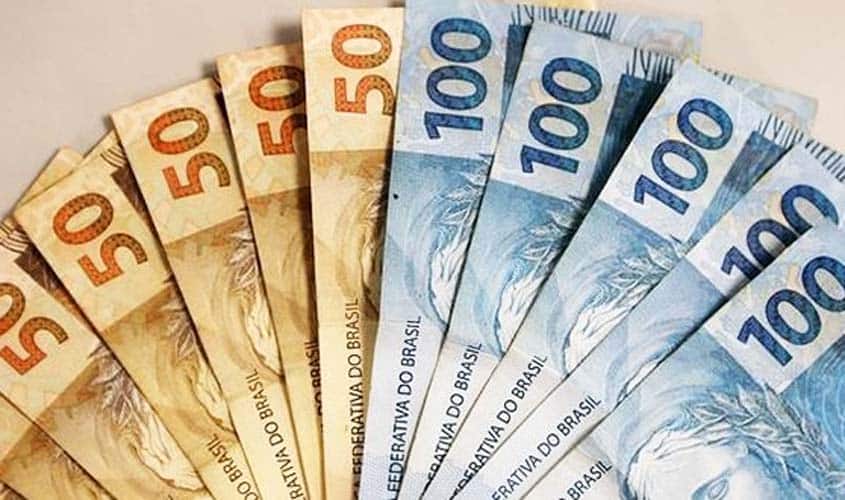 Primeira parcela do 13º salário cai essa semana; veja regras e como calcular