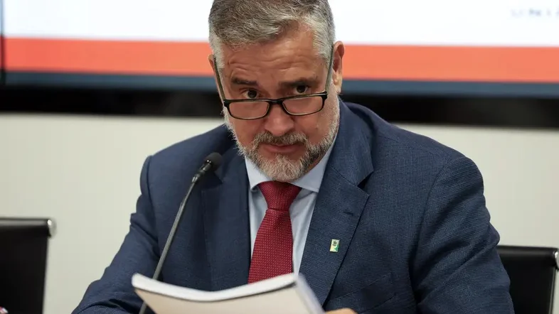 Deputado do PT toca samba na CPMI do INSS para ironizar bolsonaristas