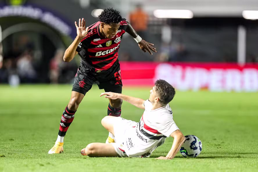Irregular no Brasileirão desde goleada histórica, Flamengo acumula tropeços recentes e dá espaço ao Palmeiras