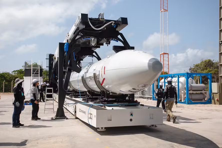 Sete andares de altura, peso de 20 carros e 27 vezes mais veloz que um Boeing: como é o foguete que o Brasil vai lançar