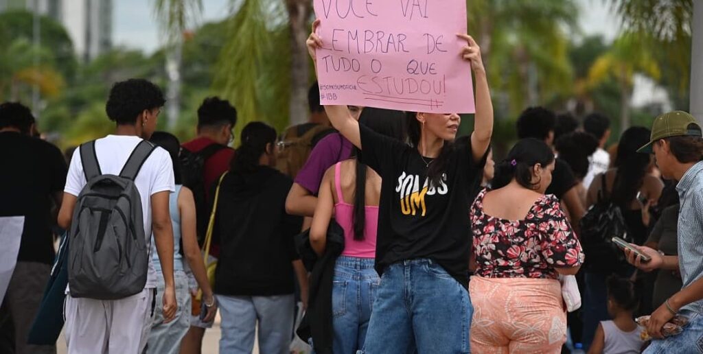 Grupo que oferece apoio espiritual e canetas a candidatos do Enem em Rio Branco