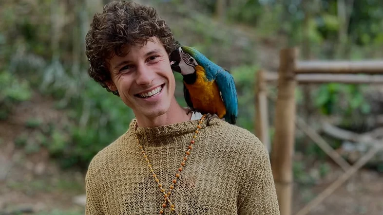 Shawn Mendes é fotografado em aldeia indígena em São Paulo