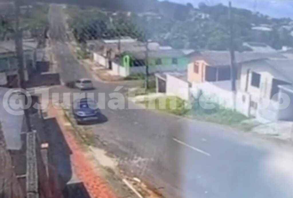 Motociclista causa acidente ao desrespeitar placa de pare e foge do local em Cruzeiro do Sul; veja vídeo