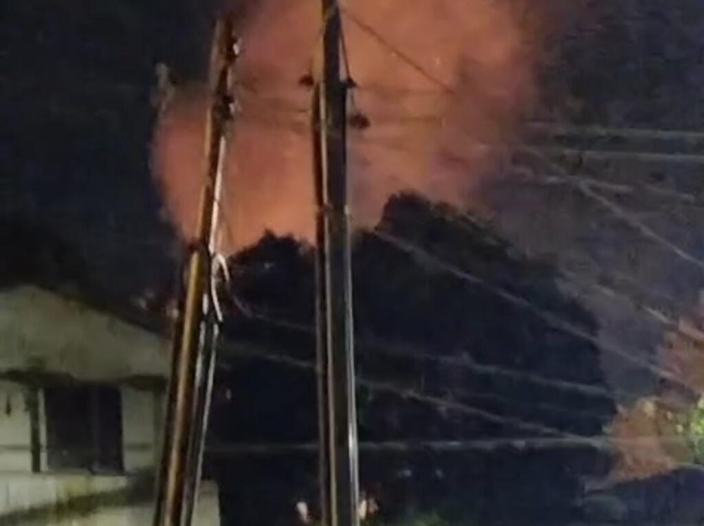 VÍDEO: incêndio destrói residência em Cruzeiro do Sul e proprietária suspeita do ex-companheiro