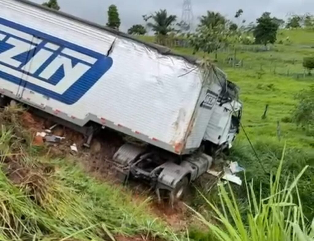 VÍDEO: Caminhão da Gazin tomba na BR-364 e motorista escapa ileso no interior do Acre