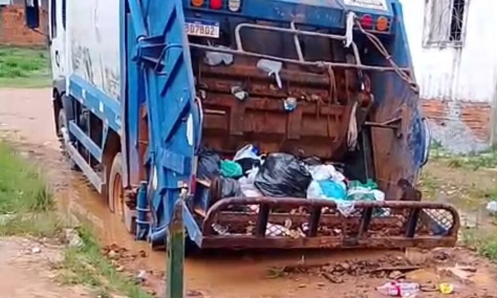Caminhão de coleta de lixo atola em rua de Rio Branco e moradores desabafam