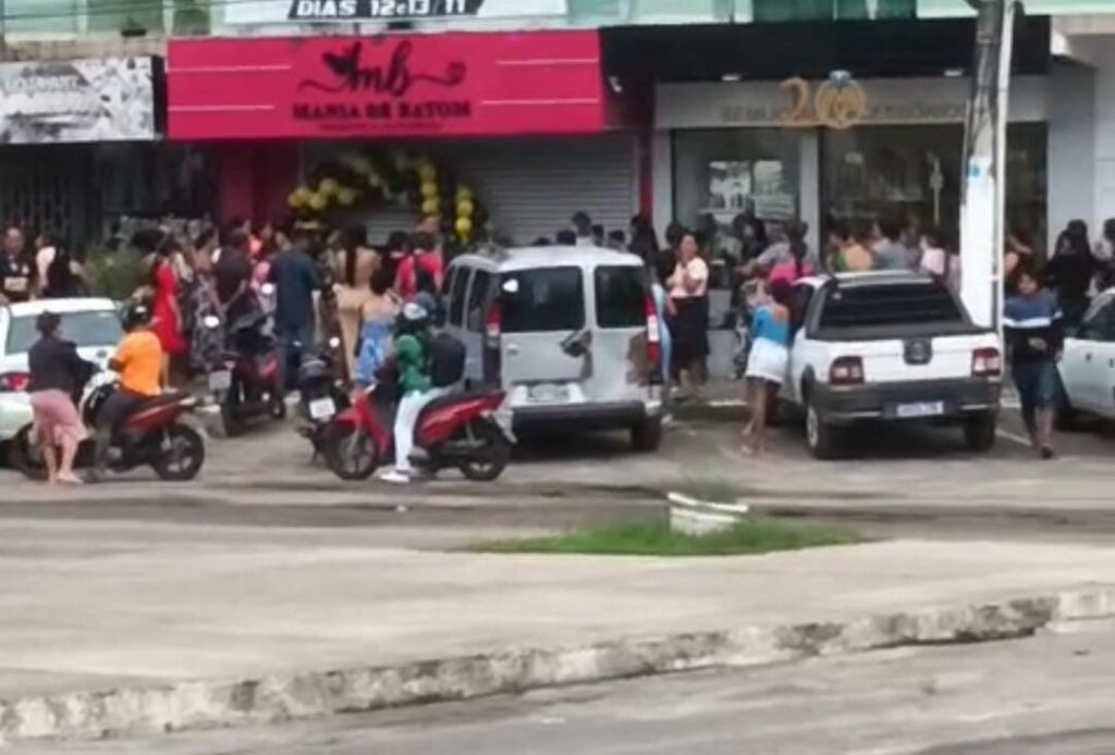 Pessoas fazem fila quilométrica em loja de batons, em Cruzeiro do Sul: “fim de ano, todo mundo maquiado”