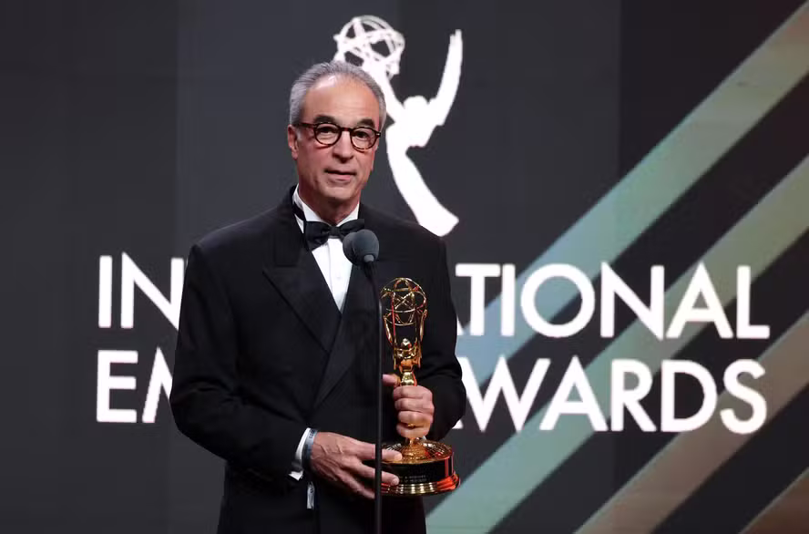 João Roberto Marinho recebe Emmy Internacional e Grupo Globo leva troféu com coprodução ‘Fallen’
