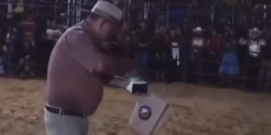 Prefeito de cidade do Acre é alvo de ação por arremessar dinheiro ao público durante festa