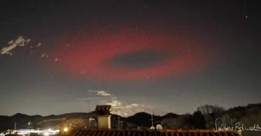 Argola de luz vermelha aparece no céu de pequena cidade italiana e surpreende cientistas