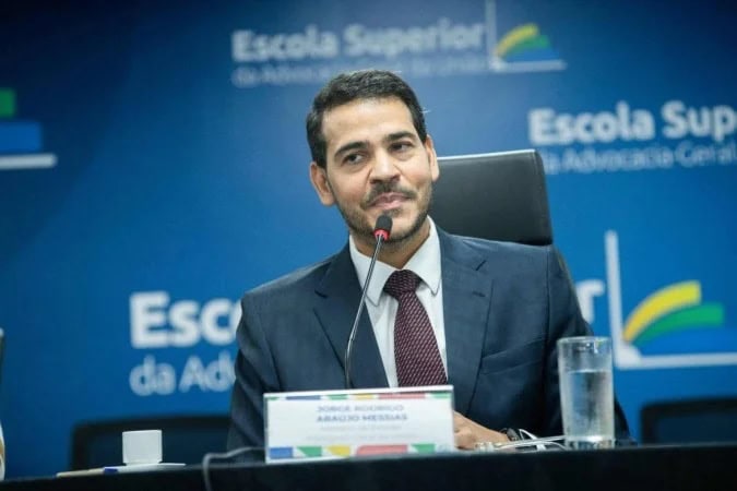 Lula indica Jorge Messias à vaga deixada por Barroso no STF