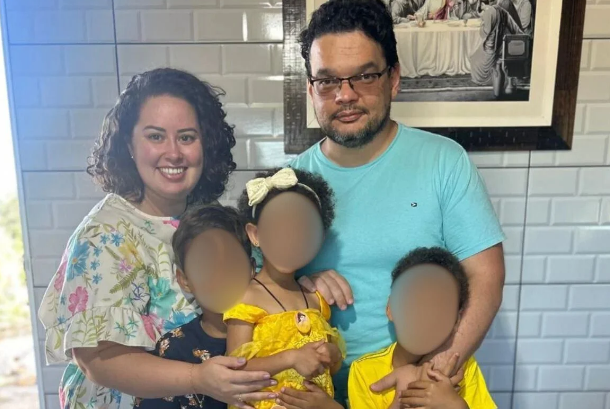 Casal que viralizou após adotar 3 crianças é preso por maus-tratos