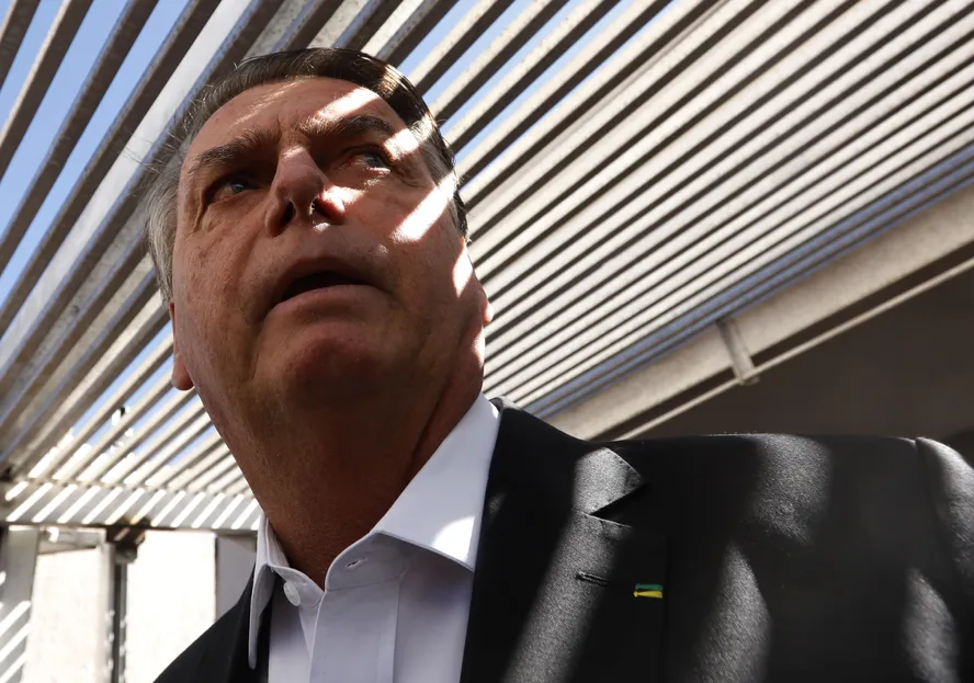 Custo de quase R$ 1 milhão: Justiça suspende benefícios vitalícios que Bolsonaro usufrui por ser ex-presidente