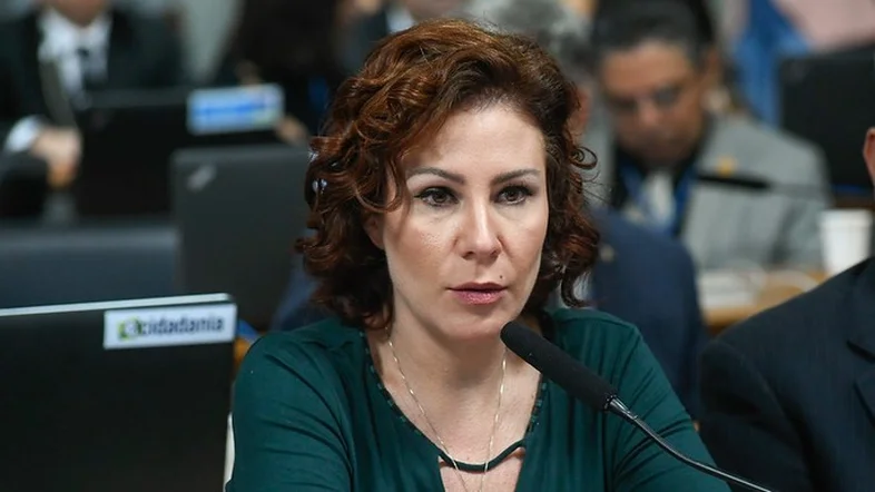 Entenda por que Zambelli optou pela renúncia ao mandato e qual sua estratégia