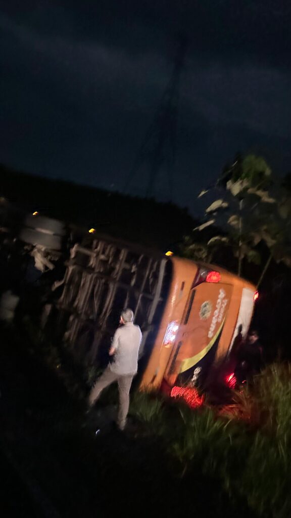 Ônibus tomba na BR-364; passageiros relatam cena de desespero