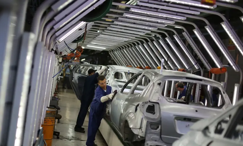 Governo avalia elevar tarifas para carros e aço para fechar contas em 2026