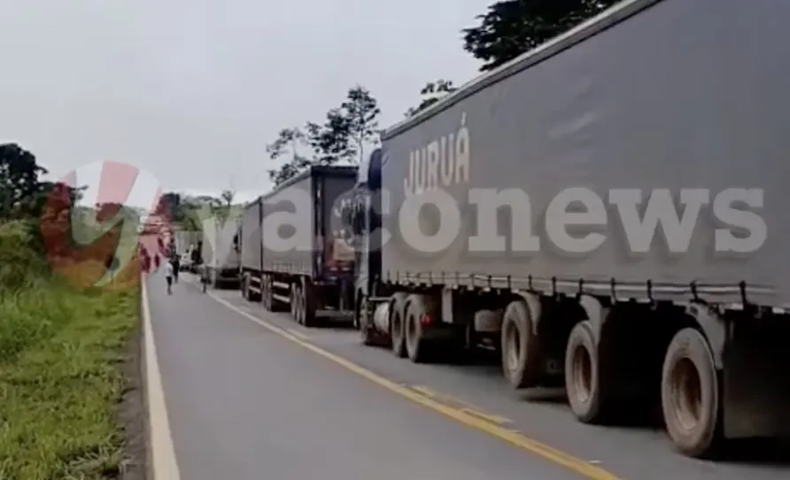 Carreta tomba e bloqueia rodovia entre Rio Branco e Sena Madureira; veja vídeo