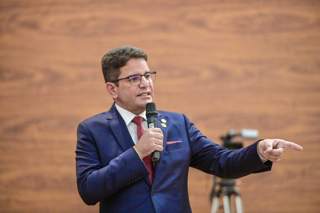 Gladson Camelí cria Programa que custeia 50% das passagens aéreas para municípios isolados