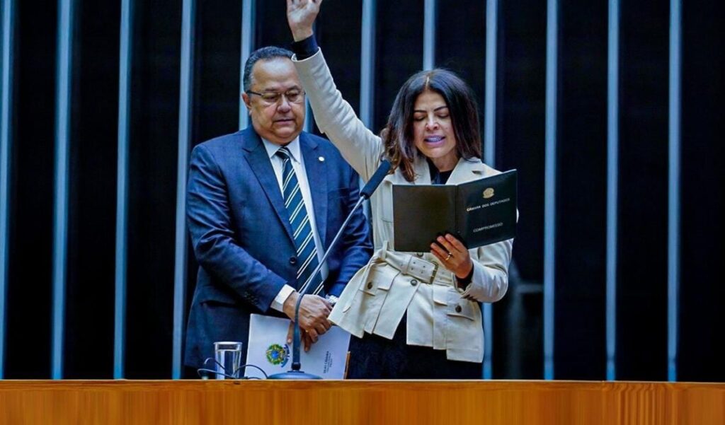 Justiça exige que Antônia Lúcia pare exposições e manda proteger vida privada de Silas