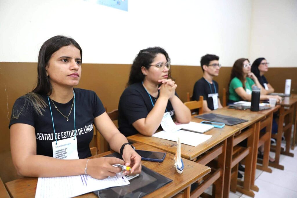 Cursos de inglês e espanhol a distância chegam a mais três municípios do Acre em 2026