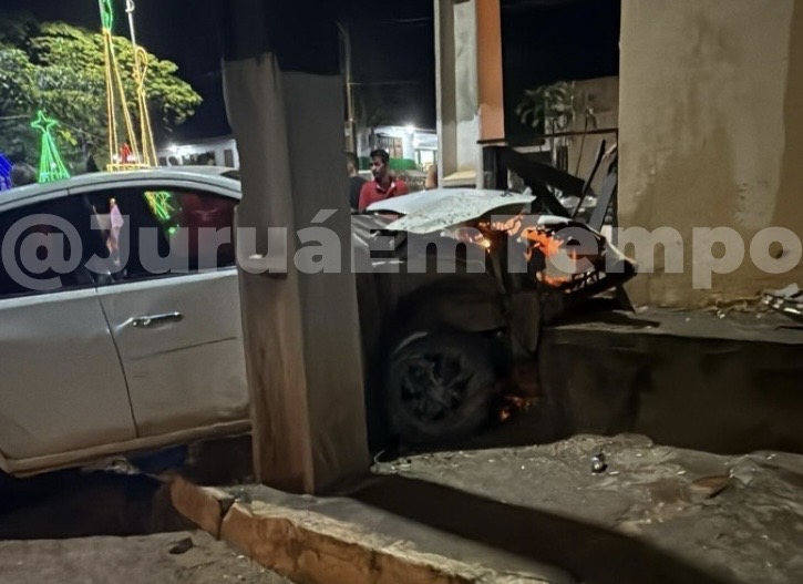 Motorista abandona local após colidir veículo contra calçada em Epitaciolândia