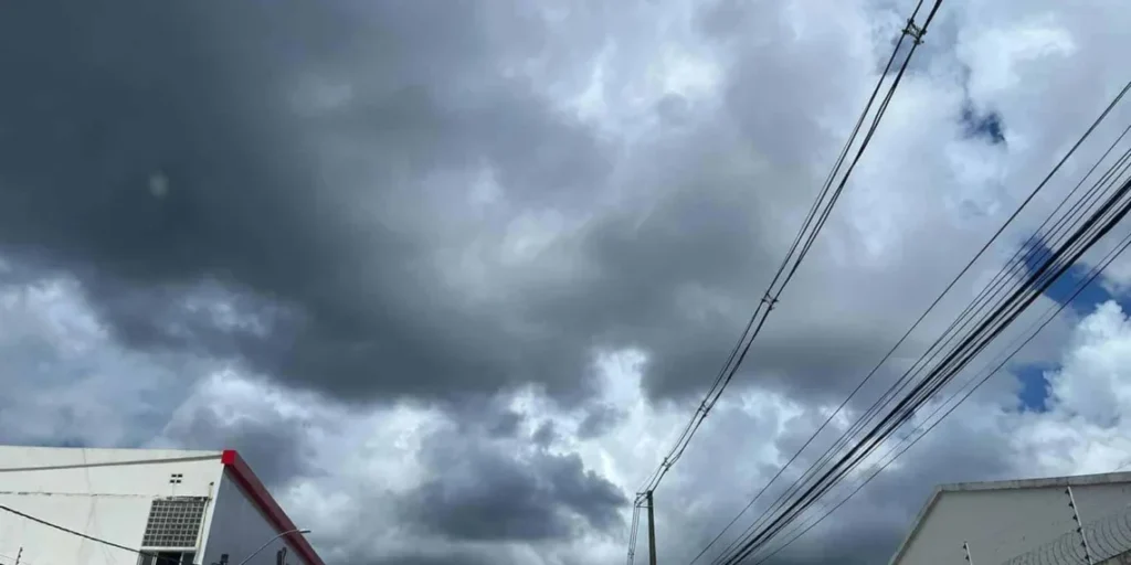 Céu carregado, umidade elevada e clima abafado marcam este sábado no Acre