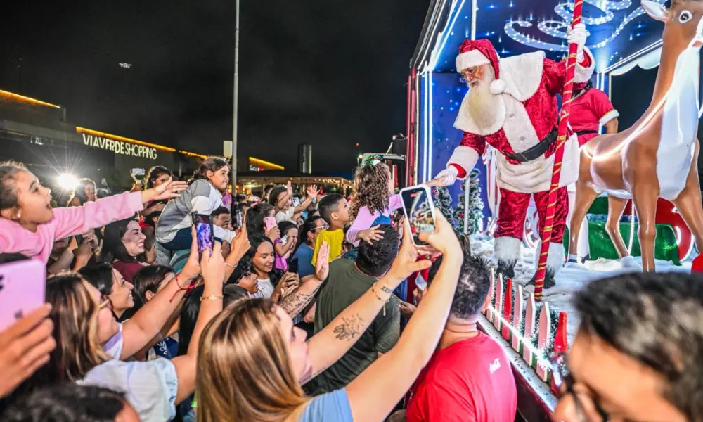 Acreanos se emocionam ao ver Papai Noel da Caravana da Coca-Cola de perto