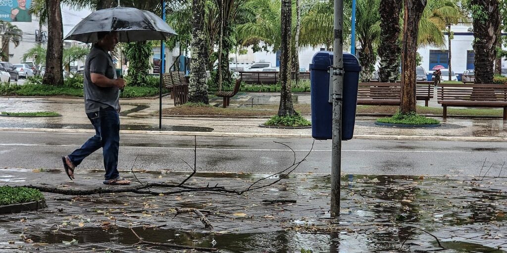 Acre começa a semana com alerta para chuvas intensas e ventos de até 60 km/h
