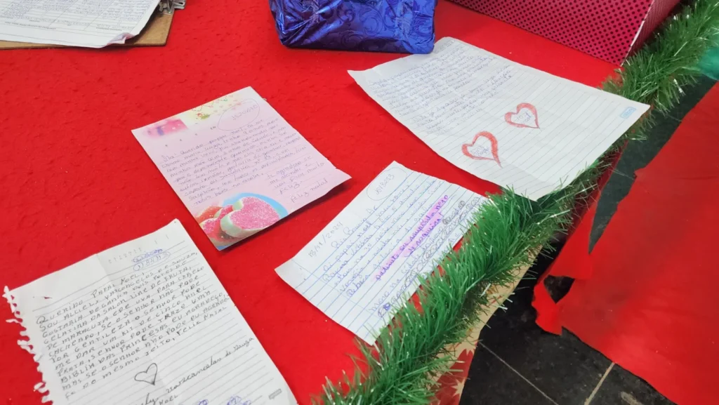 Mais de 1,3 mil cartinhas são adotadas no Papai Noel dos Correios no Acre