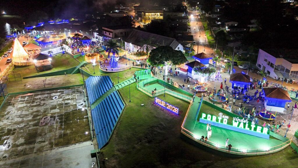 Porto Walter acende luzes de Natal e prefeito comemora entrega de revitalização de praças