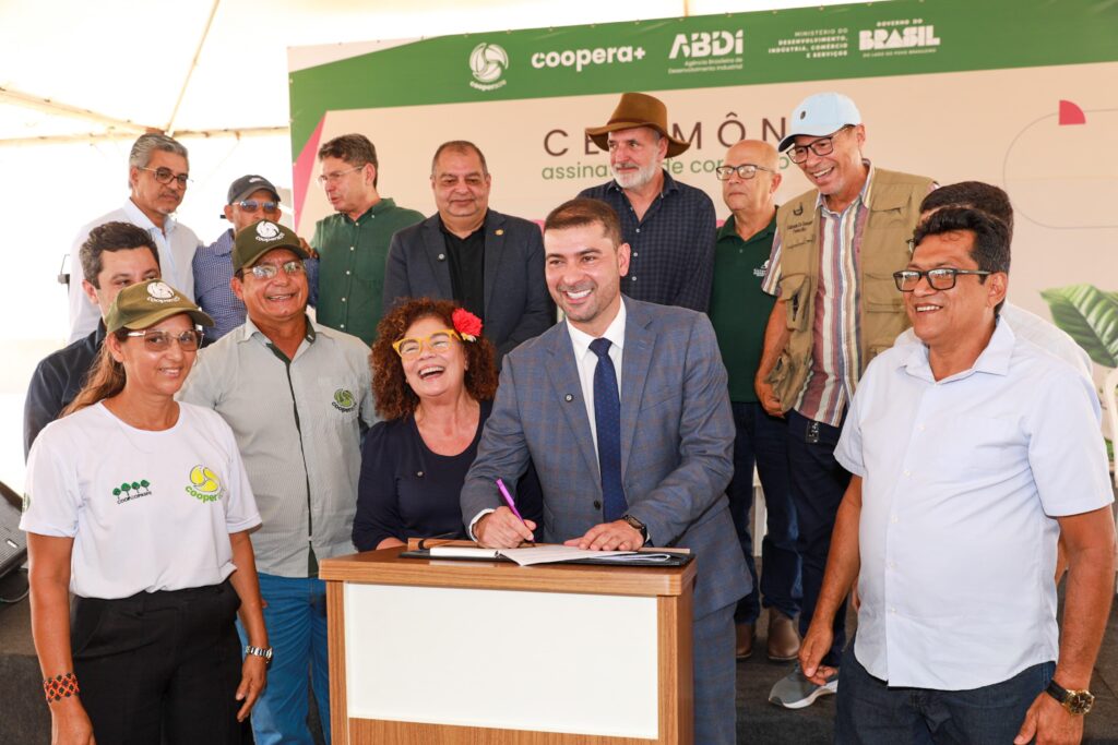 Governador em exercício, Nicolau Júnior prestigia assinatura de convênio para implantação duas indústrias de café