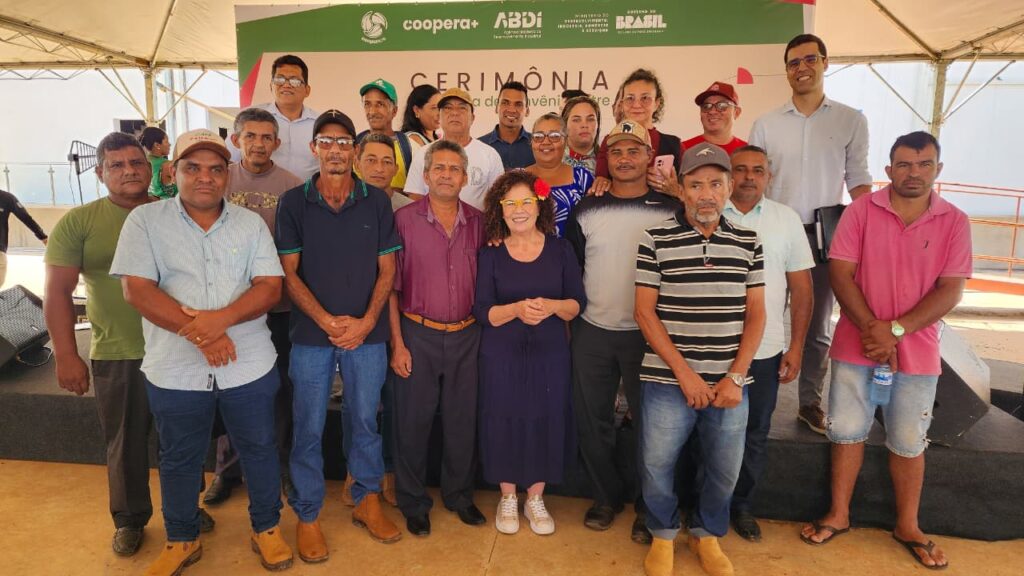 Edvaldo comemora assinatura de convênio entre a ABDI e a Cooperacre para a construção duas indústrias de beneficiamento de café, beneficiando quase 300 famílias