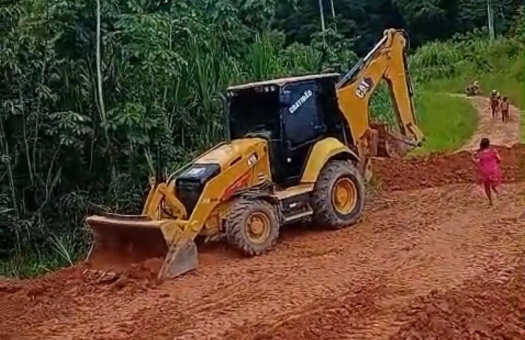 Acesso bloqueado por máquinas causa transtorno a moradores em Cruzeiro do Sul