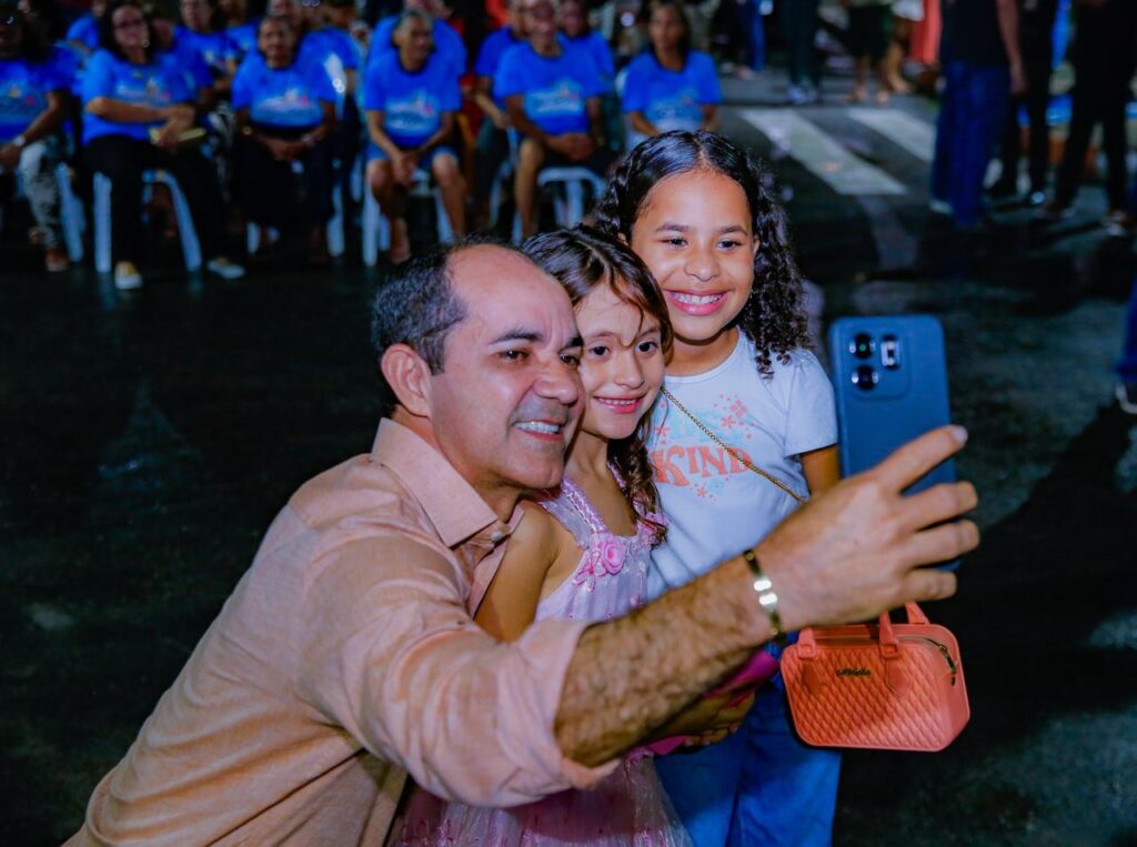 Prefeito Zequinha Lima acendeu iluminação natalina e anunciou para o dia 19 o pagamento do 13º salário dos servidores