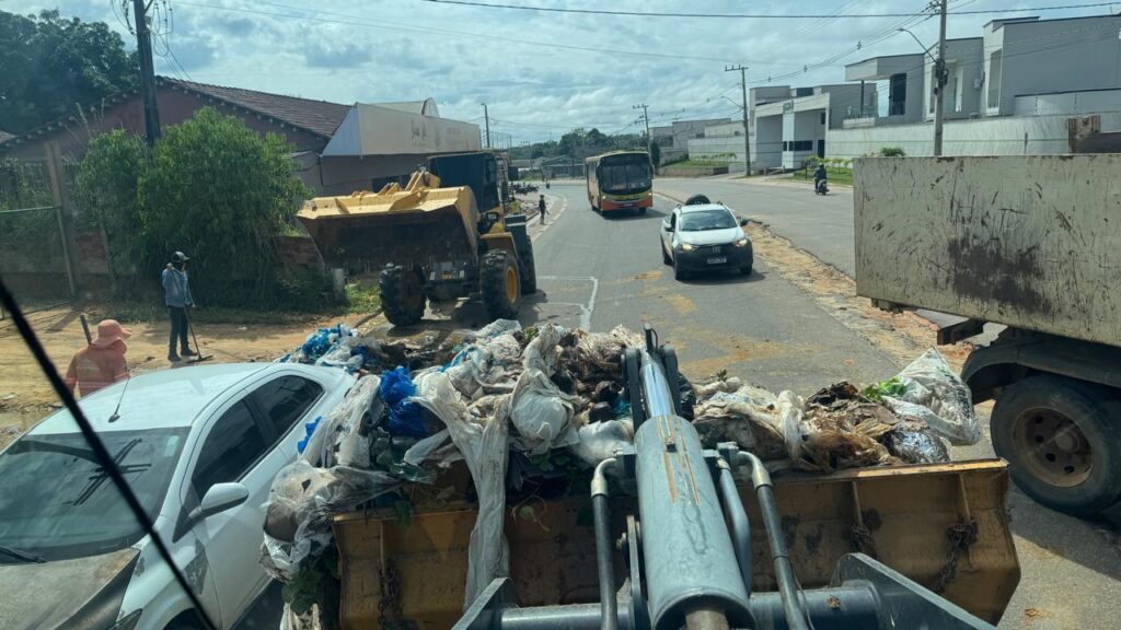 Prefeitura de Cruzeiro do Sul retira entulho em diversos bairros da cidade com 6 frentes de serviços