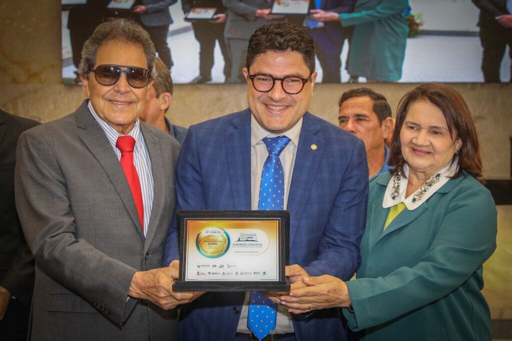 Em solenidade no TCE, deputado Eduardo Ribeiro recebe premiação da ALEAC por destaque em transparência pública