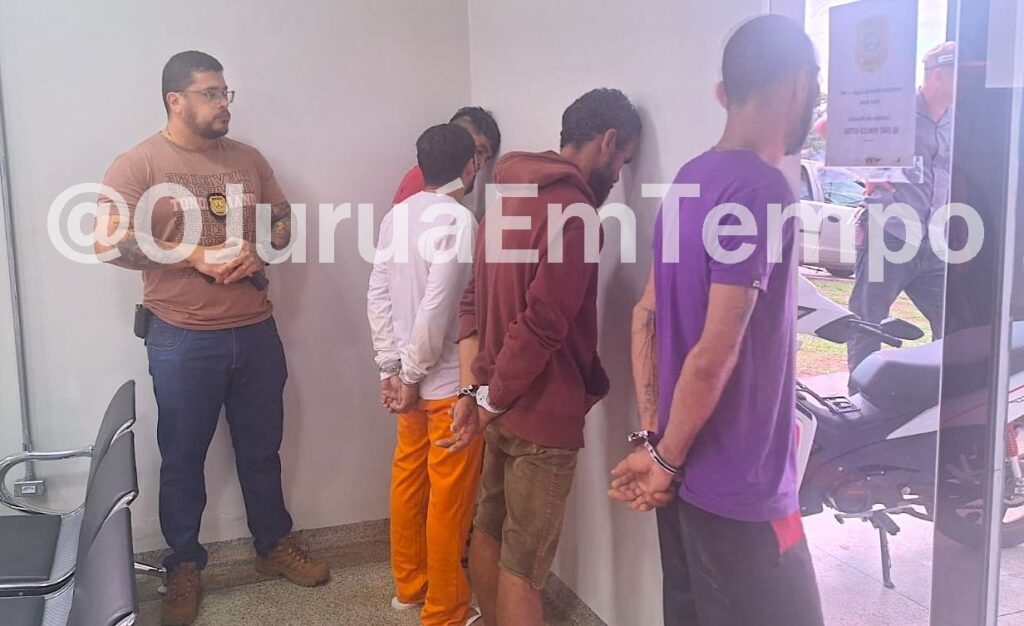 Polícia Civil realiza operação na fronteira. Homem questiona uso de tornozeleira a magistrado e recebe voz de prisão