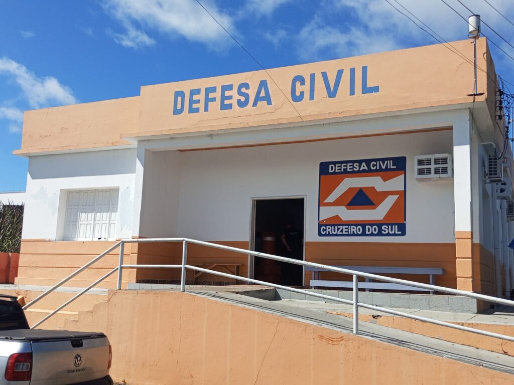 Alagamentos e famílias desalojadas são registrados após chuva forte em Cruzeiro do Sul