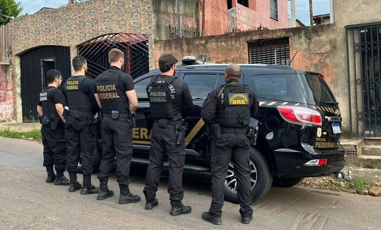 Operação da PF cumpre seis mandados e mira esquema de tráfico de drogas em voos comerciais no Acre