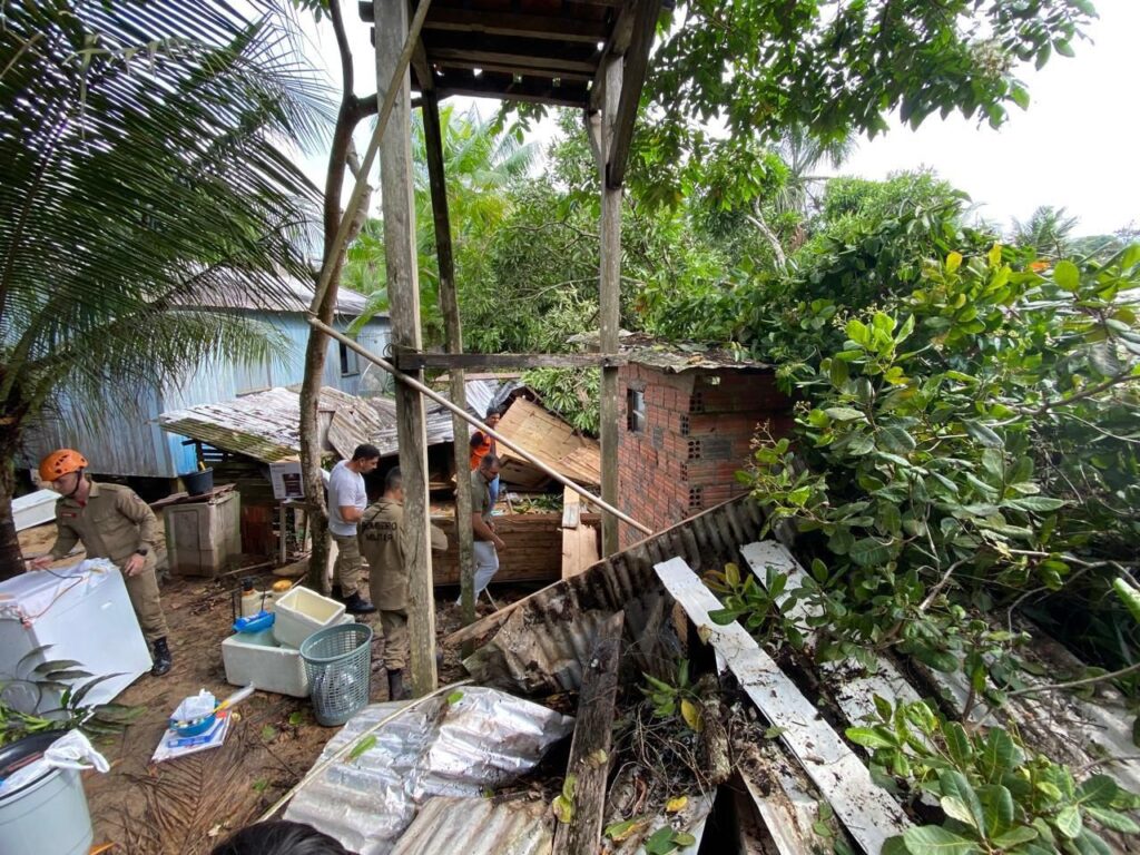 Tragédia: deslizamento de terra destrói casas em bairro de Cruzeiro do Sul