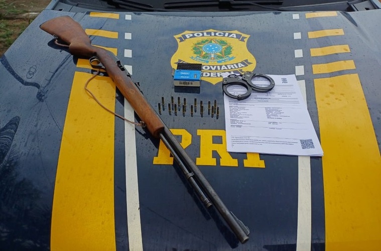 PRF apreende rifle calibre .22 e munições durante fiscalização na BR-364