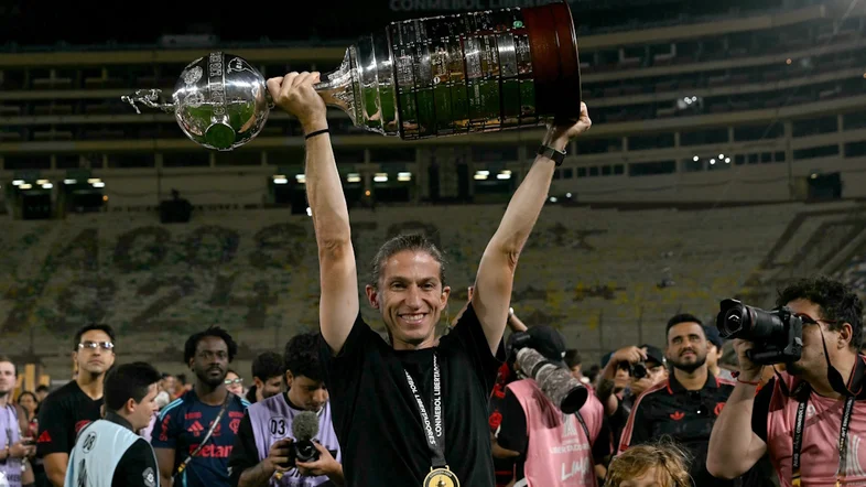 Filipe Luís se consagra como ‘Rei do Brasil’ após título do Flamengo