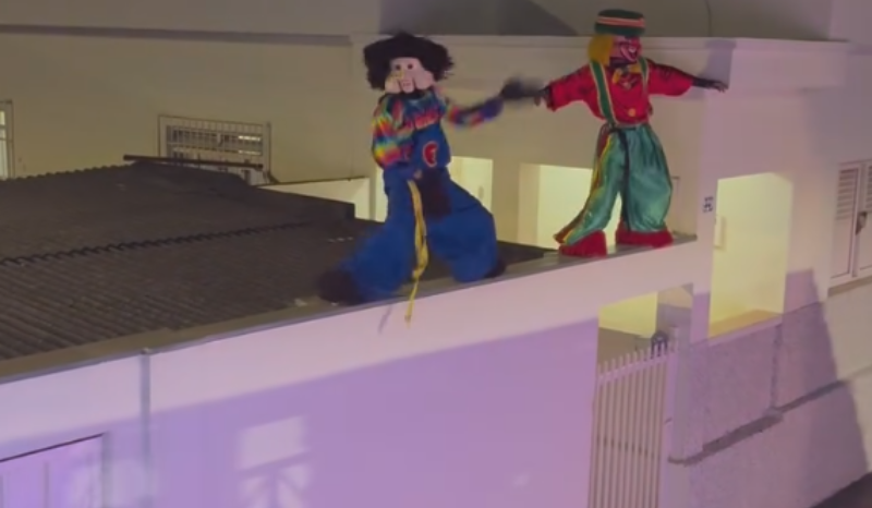 VÍDEO: ‘Fofão’ da Carreta Furacão cai em telhado durante perfomance com ‘Patatá’