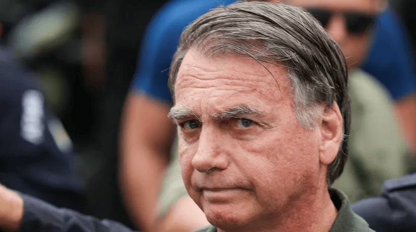 Bolsonaro ainda tem crise de soluços e toma banho de sol