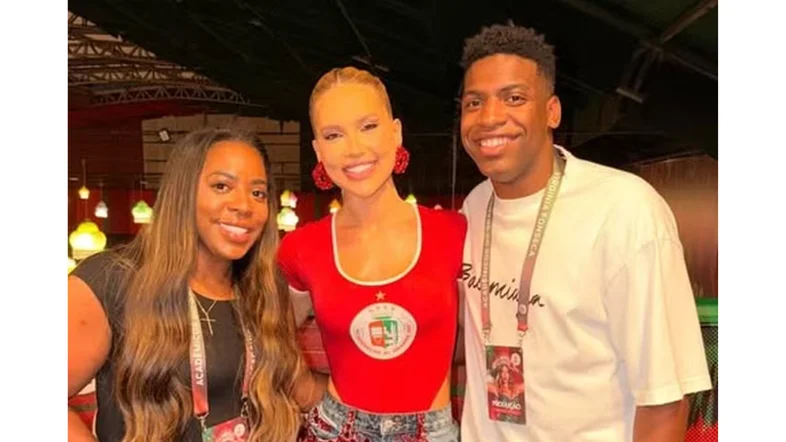 Orgulho da sogra? Mãe de Vini Jr. prestigia Virginia Fonseca em ensaio da Grande Rio