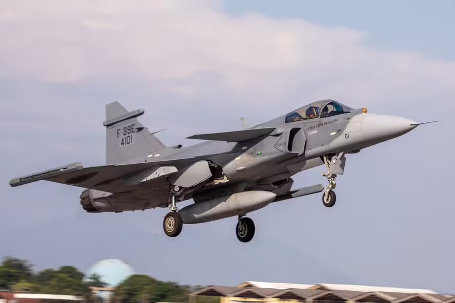 FAB realiza primeiro exercício de tiro aéreo com canhão em caça Gripen