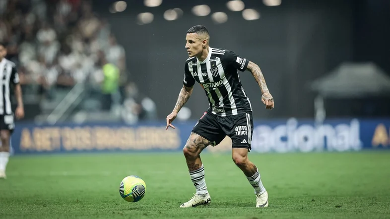 Fluminense tira o lateral Guilherme Arana do Atlético-MG e ainda sonha com Hulk
