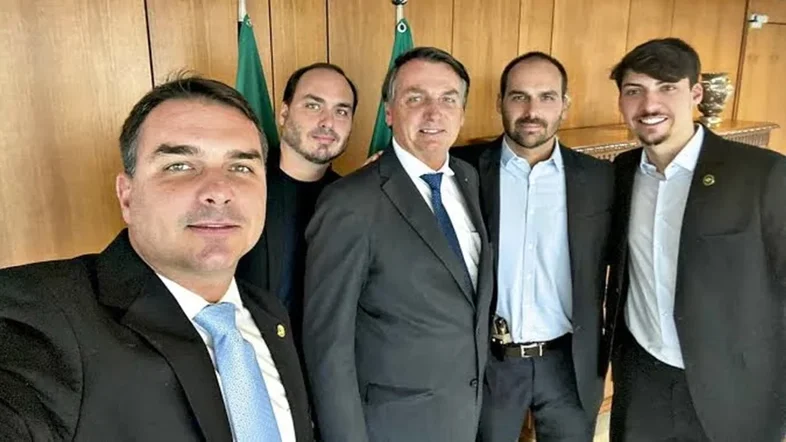 Moraes autoriza visita permanente de filhos a Bolsonaro; Eduardo não está na lista