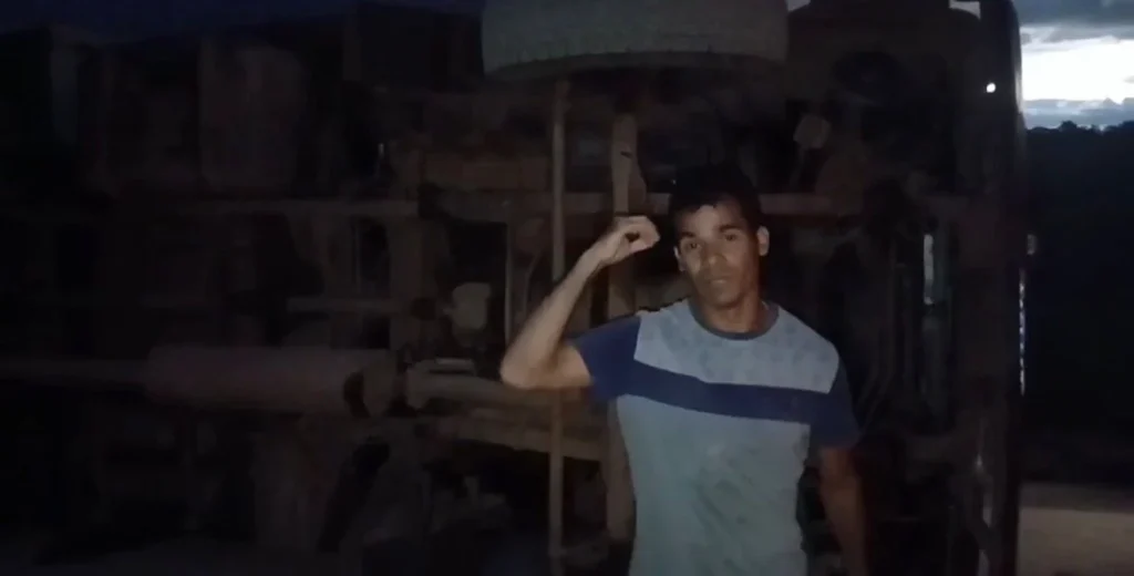 Caminhão carregado com mercadorias tomba na BR-364 e morador faz apelo por recuperação da rodovia; veja vídeo