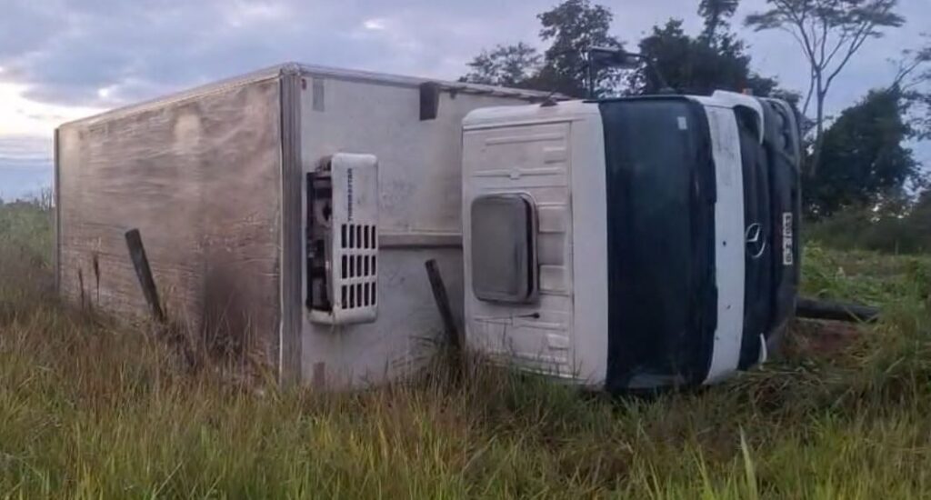 Caminhão tomba em curva da BR-317 durante chuva no interior do Acre